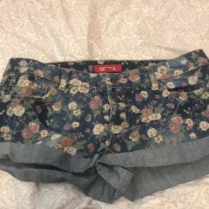 Jean floral short shorts